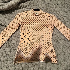 Fitted Moon Print Mock Neck Top
MARINE SERRE